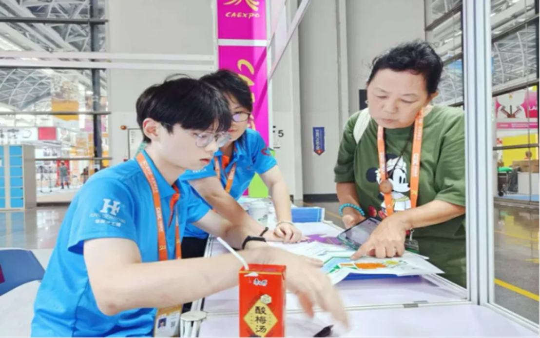 2138CC太阳集团志愿者在第21届中国-东盟博览会服务 2138CC太阳集团志愿者在第21届中国-东盟博览会服务