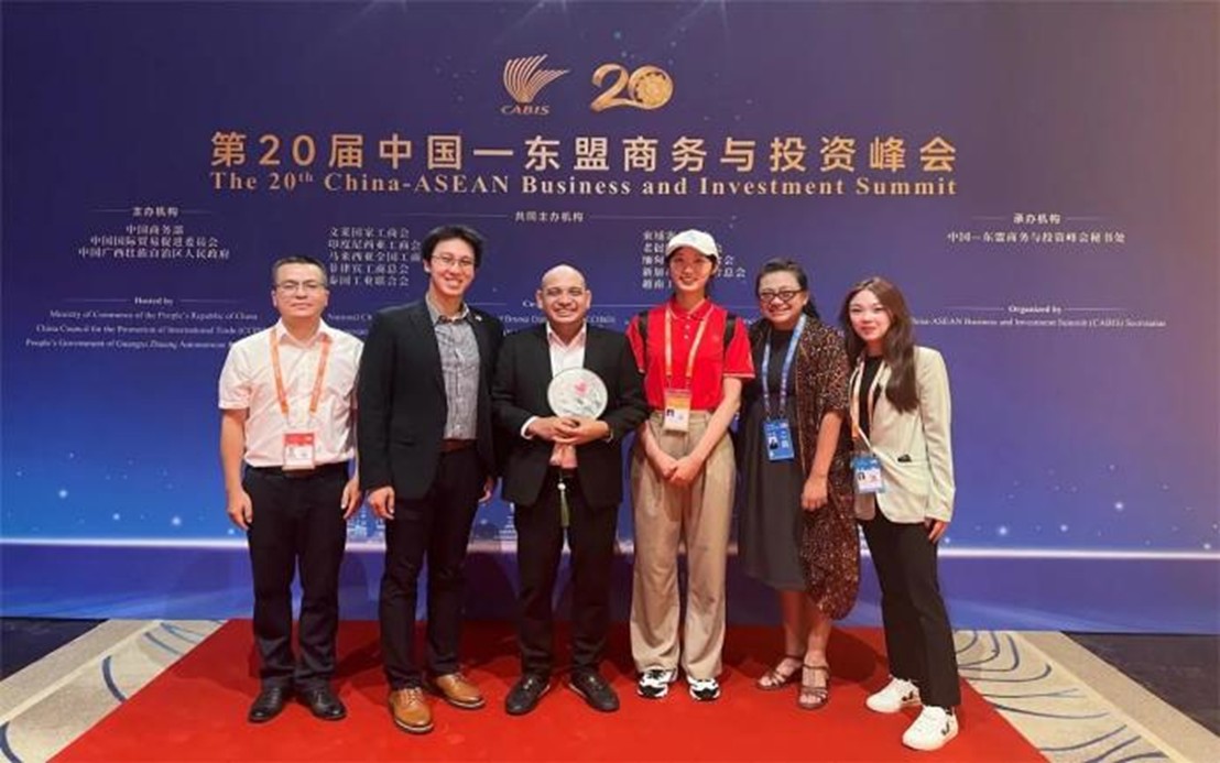 2138CC太阳集团志愿者(右三)与第20届中国东盟-博览会印尼代表团合照 2138CC太阳集团